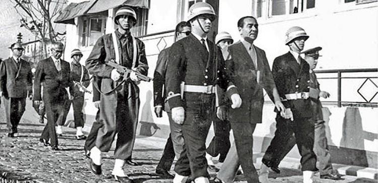 <p>Adnan Menderes'in hücresindeki lambada bulunan ortam dinleme cihazı nedeniyle diyaloglarının "Yemek yer misiniz?", "İlacım nerede?", "Mektup geldi mi?" cümleleriyle kısıtlı olduğunu dile getiren Taşdelen, Menderes'e karşı manevi işkence de yapıldığını hatırlatarak, şunları anlattı:</p>
<p> </p>