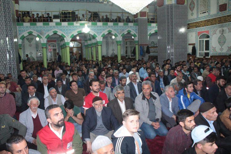 <p>Yurdun dört bir yanında camiler Kadir Gecesi dolayısıyla doldu taştı. Vatandaşlar camilere akın etti.</p>
<p>İşte yurdun dört bir yanından kareler...</p>