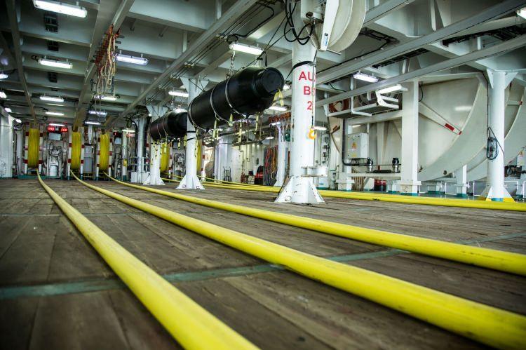 <p>Bu disiplinlerdeki çalışmalarda farklı ekipmanların bulunması dünya çapında ender araştırma gemilerinden biri olma özelliği getiriyor. Doğalgaz, petrol arama çalışmaları, kıta sahanlığı araştırmaları, deniz tabanının haritalanması, incelenmesi, ayrıntılı görüntülenmesi, bu kapsamda deniz üstü rüzgar santrallerinin kurulacağı yerlerin veya doğalgaz, petrol araştırma platformlarının deniz tabanında oturacağı yerler için mühendislik çalışmaları yapabilecek kapasitede olması, ayrıca deniz suyunda oşinografi çalışmalarının yapılması açısından multi disiplinde bir yapıya sahip, hem oşinografi hem de jeoloji, jeofizik çalışmaları yapan bir araştırma gemisi" dedi.</p>