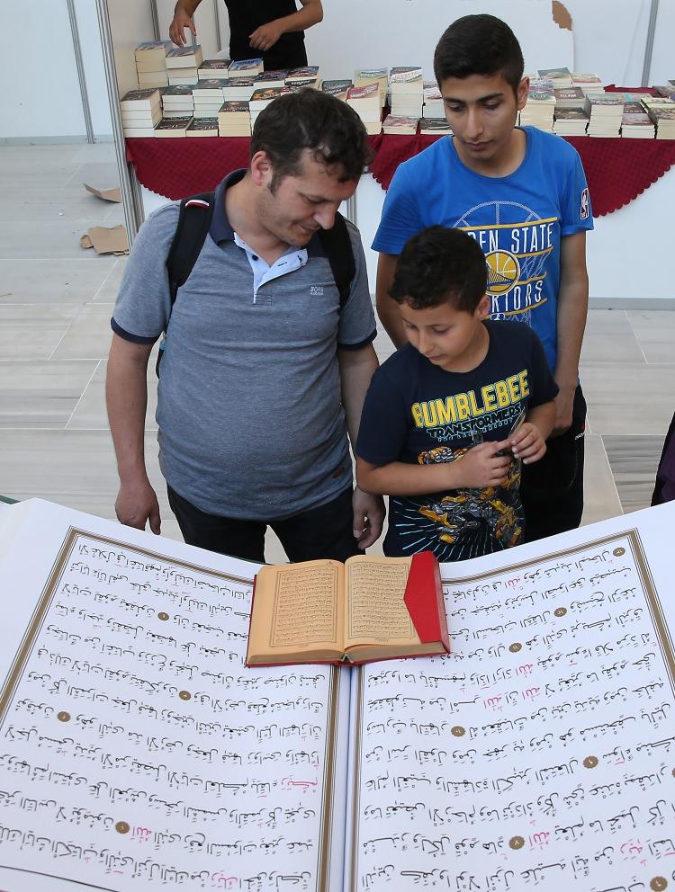 <p>Mustafa Cülfük, Kur'an-ı Kerim'in duvara asılmak için değil, Hz. Peygamber'e inen ilk vahiy olan Alak Suresi'nin ilk ayetindeki "Yaratan rabbinin adıyla oku!" ifadesi uyarınca okunmak için gönderildiğine vurgu yaparak, "Okumaya dikkat çekmek için duvara asılmayan ağırlıkta ve büyüklükte 'Dev Kur'an-ı Kerim' yaptık." değerlendirmesinde bulundu.</p>
