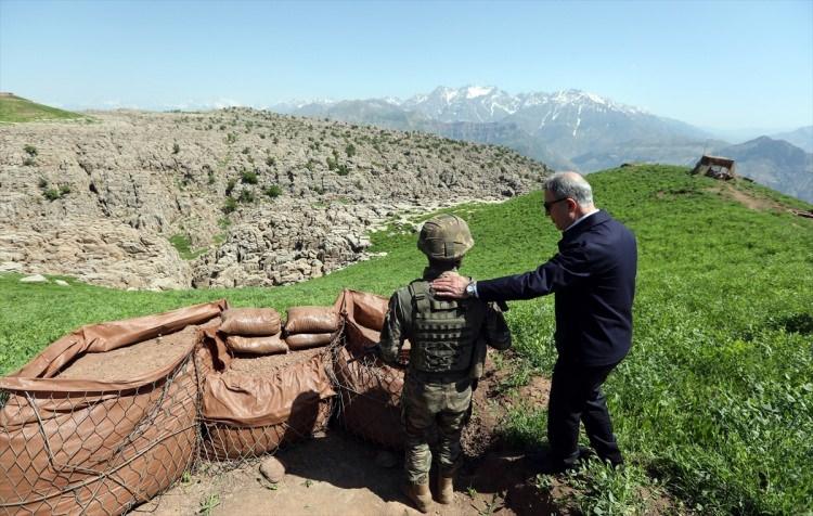 <p>Büyüktopraklı Üs Bölgesi karşısındaki İkiyaka Dağları'nı işaret eden Akar, şunları kaydetti:</p>
<p>"Üzerinde bulunduğumuz yerler ve arkamızdaki İkiyaka Dağları, daha önce teröristlerce 'girilemez, çıkılamaz' olarak nitelendirilen yerlerdi. Allah'a çok şükür Mehmetçik 'girilemez' denilen yerlerin hepsine girdi, 'çıkılamaz' denilen yerlerin hepsine çıktı. Şu anda bu bölge tamamen TSK'nın kontrolü altında. Benzer şekilde Pençe Harekatı da bunun devamı niteliğinde. Orada da teröristlerin bütün mağaralarına, inlerine gireceğiz. Orada da en son teröristi etkisiz hale getirinceye kadar harekatımız devam edecek."</p>