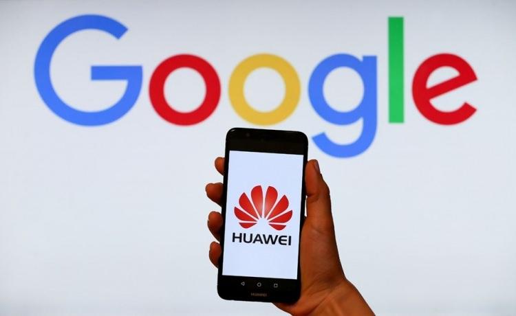 <p>Söz konusu karar Huawei'nin mevcut akıllı telefonlarının ve tabletlerinin güncellenmesi için gerekli Amerikan yapımı ürünlerin alınmasına 90 gün için izin veriyor. Ancak Huawei, yeni ürün üretmek için lisans onayı olmadan ABD yapımı ürünleri alamayacak.</p>

<p> </p>
