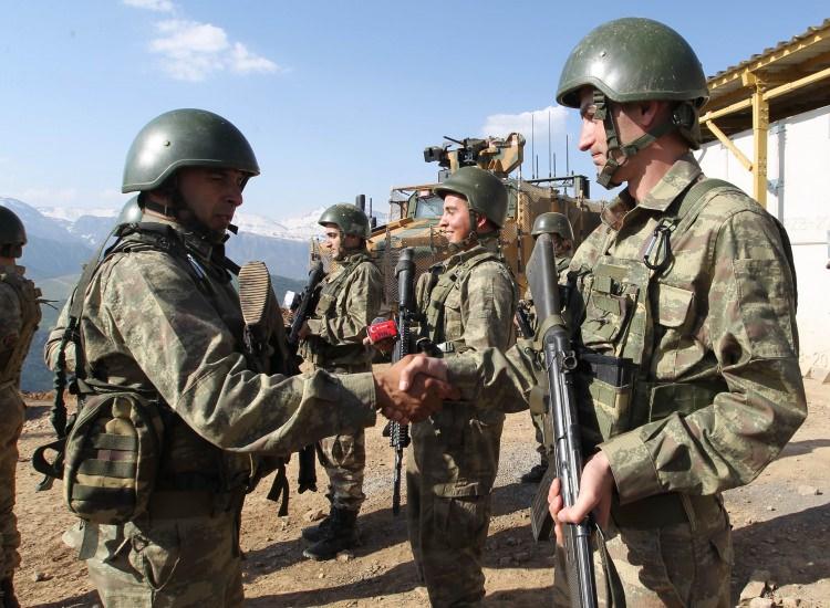 <p>Hakkari'nin Irak sınırında terörle mücadeleyi başarıyla sürdüren Mehmetçik, bayram sevincini komutanları ve silah arkadaşlarıyla paylaştı.</p>
