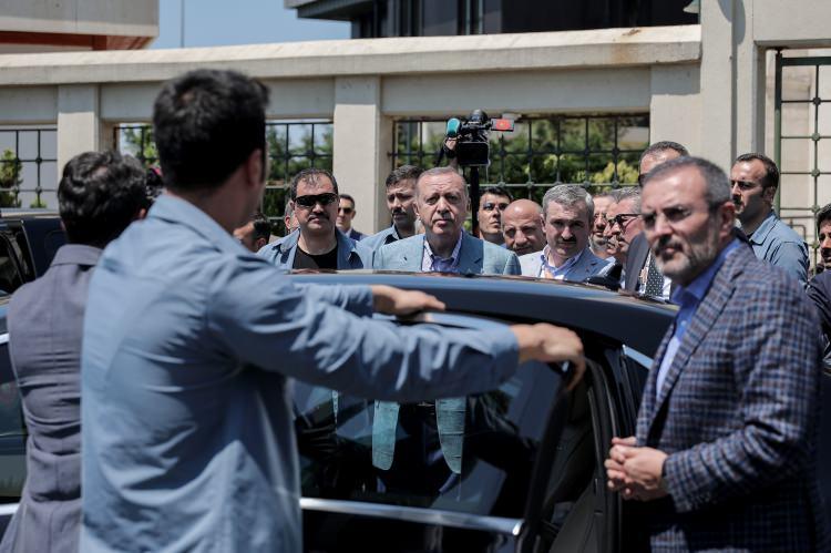 <p>Türkiye Cumhurbaşkanı Recep Tayyip Erdoğan, 15 Temmuz Şehitler Makamı'nda vatandaşlarla sohbet ederek fotoğraf çektirdi.</p>
