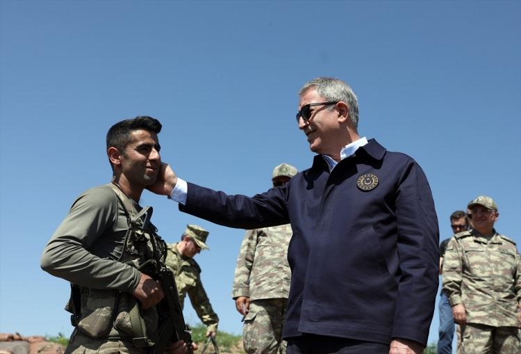 <p><strong>AKAR'A "KIZ İSTEME" DAVETİ</strong></p>
<p>Akar ve komutanlar inceleme ve denetlemeleri sırasında mevzide nöbet tutan askerlerle de sohbet etti. Onların bayramı kutlayan Akar, aileleriyle de telefonda görüştü.</p>