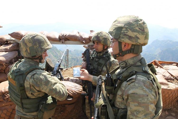 <p>Burada 7 gün 24 saat terörle mücadele görevi yürüttüklerini belirten Şahin, "Asil Türk milletinin huzuru, vatanın ve milletin bölünmez bütünlüğü için bayram gününde de görevimizin başındayız. Bu vesileyle aziz milletimizi selamlar Ramazan Bayramı'nı kutlarız." ifadesini kullandı.</p>