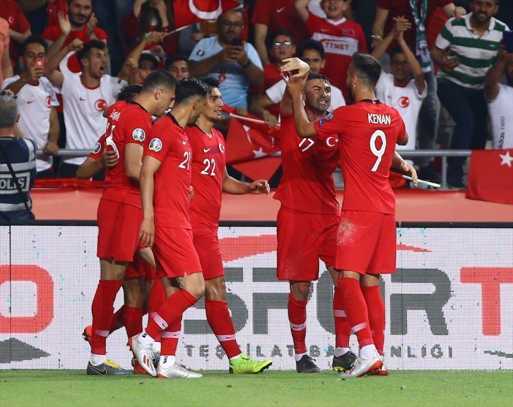 <p>L'Equipe gazetesinin manşetinde, "Aklı başka yerde." ifadesi kullanıldı. Hücumdaki oyuncuların bireysel performanslarının yetersizliğinden ve Fransız futbolcuların durgunluğundan bahsedilen haberde, net bir yenilgi yaşayan Fransa Milli Takımı'nın liderliği Türkiye'ye bıraktığı vurgulandı. Gazetenin haberinde, "Fransa'dan endişe verici bir performans. Hücumcuların verimsiz, savunmacıların sönük performansından sonra Türkiye'ye 2-0 ile boyun eğen 'Maviler', rakibine tarihinde ilk kez yenildi." yorumu yapıldı</p>
