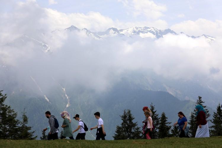 <p>Doğu Karadeniz'de yılın büyük bölümü bulutların üzerinde kalan Rize'nin Çamlıhemşin ilçesindeki ünlü Pokut Yaylası, bayramda da tatilcilerin akınına uğradı.</p>
