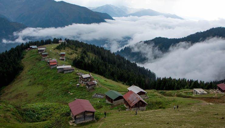 <p>Bulutların üzerindeki yaylayı görmek isteyen tatilciler, yayla yolunda uzun araç kuyrukları oluşturuyor. </p>