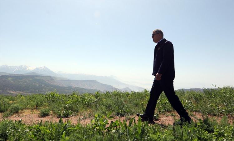 <p>Milletinin gösterdiği sevgi, güven ve ettiği duaları Mehmetçik için ilham kaynağı olarak nitelendiren Akar, "Asil milletimizin Silahlı Kuvvetlerimize olan güveni bizim için büyük bir takdir meselesidir. Bu güvene layık olabilmek için elimizden geleni yapmaya devam ediyoruz. Pençe Harekatımız devam ediyor. Teröristlerin Pençe harekat bölgesindeki tüm inlerine girilecek. Orada en son terörist etkisiz hale getirilmeden de o bölgeden çıkmayacağız. Orayı teröristlerden temizleyeceğiz, arındıracağız." ifadelerini kullandı.</p>