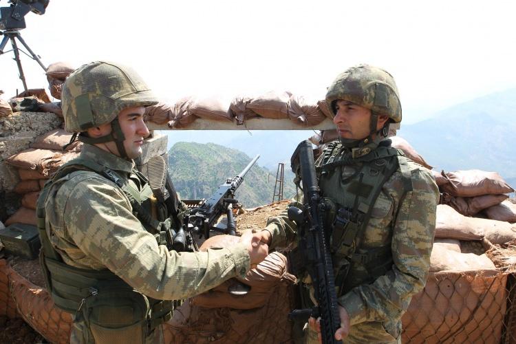 <p>Teğmen Şahin, AA muhabirine yaptığı açıklamada, sınırın sıfır noktasındaki Gerki Tepe'deki Şehit Piyade Sözleşmeli Er Onur Deniz Üs Bölgesi'nde bulunduklarını söyledi.</p>