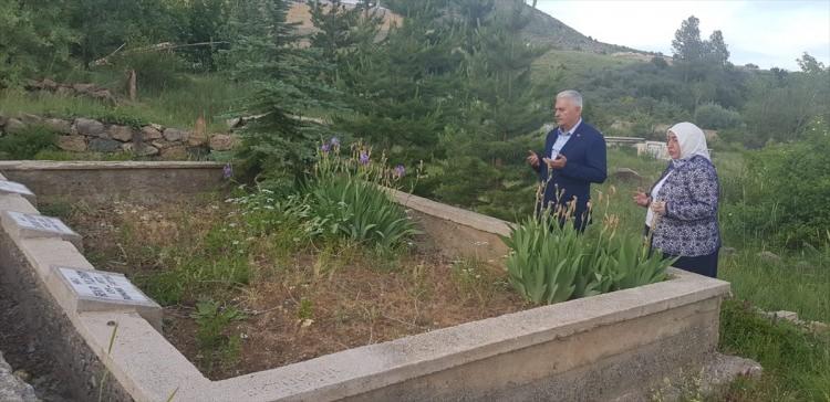 <p> Yıldırım, ilk olarak eşi Semiha Yıldırım ile köyündeki aile mezarlığına ziyarette bulundu. Yıldırım, babası Hacı Dursun, annesi Bahar ve dedesi Hacı Bekir Yıldırım'ın kabirleri başında dua etti.</p>
<p> </p>
<p> </p>
