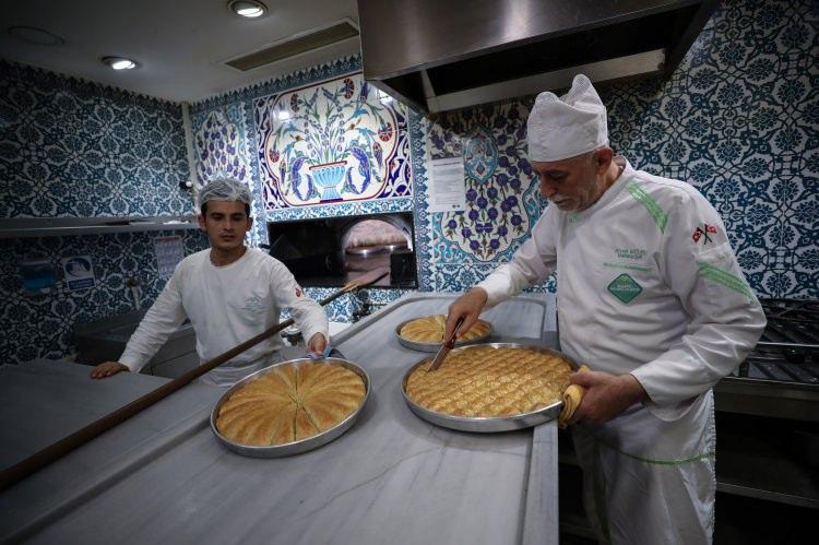 <p>Yurt dışından gelen siparişlerde de bayram döneminde önemli yoğunluk yaşadıklarını, Avrupa'ya giden siparişlerde bir gün önce verilen ürünün ertesi gün tüketicinin elinde olduğunu belirten Yıldırım, "Ama buradan Ankara'ya 2 günde gönderiyoruz. Çok ciddi bir iş disiplinsizliği var kargolarda, eğitim eksikliği var, ürünlerimiz zarar görüyor. Bu konuda Türkiye'deki kargo şirketlerinden hiç memnun değiliz, kargo şirketlerine disiplin getirilmeli, kendilerini geliştirmekle alakalı hiçbir şey yapmıyorlar." değerlendirmesinde bulundu.</p>
