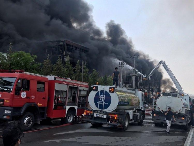<p>Kocaeli'nin Çayırova ilçesinde bir fabrika çıkan yangında alevlere teslim oldu. Olay yerine çok sayıda itfaiye ekibi sevk edildi.</p>

<p> </p>
