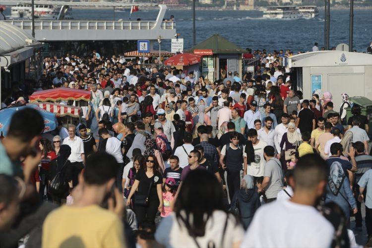 <p>Ramazan Bayramı tatilini İstanbul'da geçiren vatandaşlar, Eminönü ve Galata Köprüsü civarında yoğunluğa neden oldu.</p>
