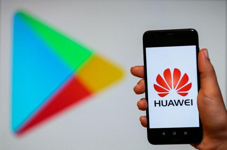 <p>Söz konusu karar Huawei'nin mevcut akıllı telefonlarının ve tabletlerinin güncellenmesi için gerekli Amerikan yapımı ürünlerin alınmasına 90 gün için izin veriyor. Ancak Huawei, yeni ürün üretmek için lisans onayı olmadan ABD yapımı ürünleri alamayacak. </p>

<p> </p>
