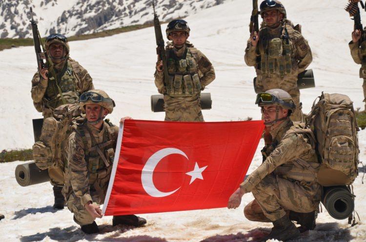 <p>Beytüşşebap ilçesindeki 2 bin 800 rakımlı Kato Dağı’nda vatan nöbeti tutan Mehmetçik, tüm Türkiye’nin Ramazan Bayramı’nı kutladı. Bölücü terör örgütü PKK’nın yıllarca girilemez dedikleri ve ikinci Kandil olarak adlandırdıkları Kato Dağı’nda artık dev Türk bayrağı açan Mehmetçikler sevdiklerine mesaj gönderdi. Kahraman Mehmetçikler, sevdikleri ve tüm Türkiye’nin Ramazan Bayramı’nı tebrik etti. <br />
 </p>
