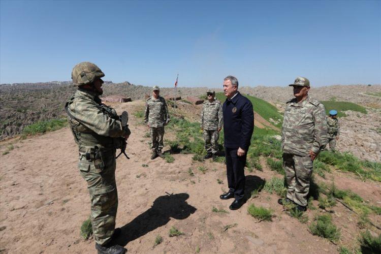 <p>Askerlerin bayramını kutlayan Akar, Hakurk bölgesini gören üs bölgesindeki faaliyetlere ilişkin brifing aldı.</p>