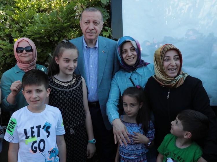 <p>Vatandaşlarla tek tek sohbet ederek fotoğraf çektiren Erdoğan, çocuklara da hediye dağıttı.</p>
