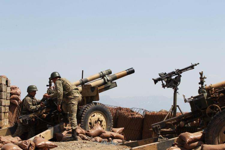 <p>Komutanlar buradaki bayramlaşmanın ardından nöbet tutan Mehmetçik'i ziyaret ederek bayramını kutladı, telefonla aileleriyle görüştürdü.</p>