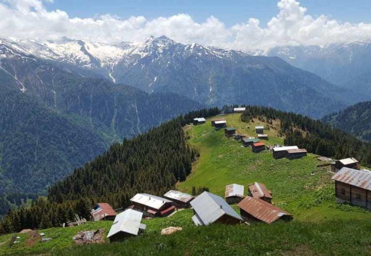 <p>Yazın en sıcak dönemlerde Rize yaylaları, 'doğal klima' vazifesi görüyor. Genel atmosfer, mikro klimayı andırıyor. Şehir merkezinden yarım saat yukarılara çıktığınızda su ve yeşil doğayla yolculuk ediyorsunuz. Rize eşsiz bir turizm destinasyonuna sahip" dedi.</p>