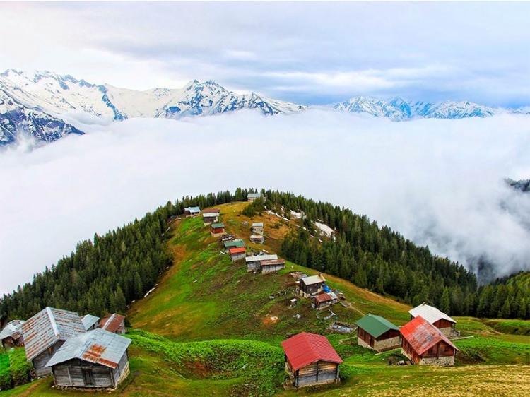 <p> Doğa yürüyüşü yapmak, fotoğraf çekmek ve dinlenmek için ideal bir ortama sahip olan yayla, zengin biyolojik çeşitliliğinin yanı sıra özgün mimarisiyle de dikkat çekiyor. </p>