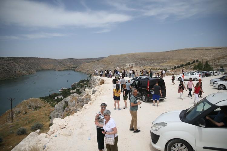 <p>Birecik Barajı'nın ardından bir b&ouml;l&uuml;m&uuml; sular altında kalan, sakin ve huzur veren &ouml;zelliğiyle Cittaslow Uluslararası Koordinasyon Komitesinin 6 yıl &ouml;nce&nbsp;"Sakin Şehir" ağına dahil ettiği il&ccedil;e, tarihi taş evleri ve doğal g&uuml;zellikleriyle G&uuml;neydoğu'nun "saklı cenneti" olarak nitelendiriliyor.</p>
