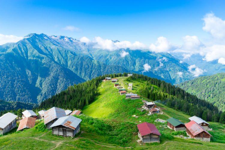 <p>Deniz seviyesinden 2080 metre yükseklikte yer alan ve sis bulutu içerisinden geçilerek ulaşılan yaylada, bulut denizi oluşuyor.</p>