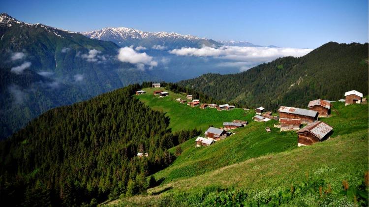 <p><span style="color:#FFFF00">'DOĞAL KLİMAYI ANDIRIYOR'</span></p>
<p>Rize Kültür ve Turizm Müdürü İsmail Hocaoğlu, turizmde trendin, doğa ve kültüre dayalı olarak değiştiğini belirterek, yerli ve yabancı turistler için Doğu Karadeniz Bölgesi'nin cazibe merkezine dönüştüğünü söyledi.</p>
