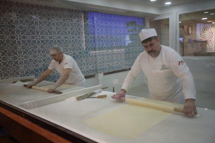 <p>Baklava ve Tatlı Üreticileri Derneği (BAKTAD) Başkanı Mehmet Yıldırım, ramazan ayında işler yoğun olsa da eski ramazanlara göre bir durgunluğun da gözlemlendiğini anlattı.</p>
