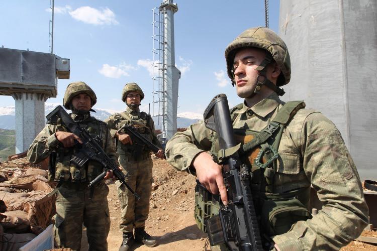 <p>Piyade sözleşmeli er Tülüyhan Küpçük'ü nöbet tuttuğu mevzide ziyaret eden bölük komutanı Şahin, burada askerin annesini telefonla arayarak bayramlaşmalarını sağladı.</p>
