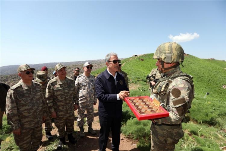 <p>Mehmetçik'in fedakarca yaptığı görevlere dikkati çeken Bakan Akar, "Mehmetçik, gözünü kırpmadan kendisine verilen görevleri 'ölürsem şehit kalırsam gazi' anlayışı içerisinde azim ve kararlılıkla sürdürmektedir." diye konuştu.</p>