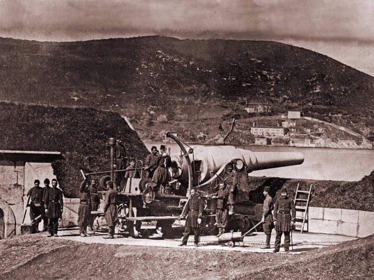 <p>Boğaz'da top atışı yapmaya hazır Türk Askerler</p>
<p> </p>