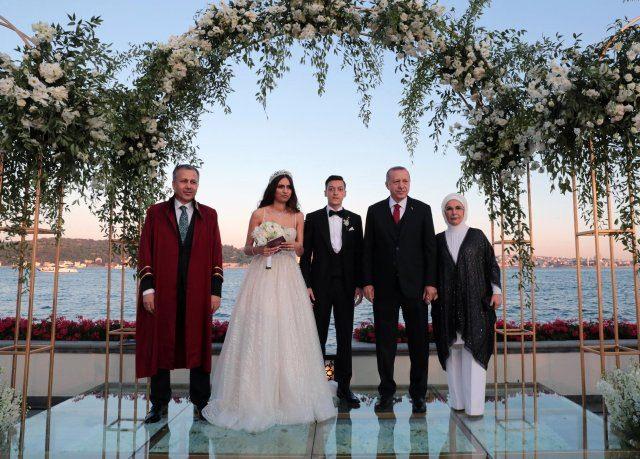 <p>Arsenal'da forma giyen Türk asıllı futbolcu Mesut Özil ve manken aynı zamanda oyuncu olan Amine Gülşe dün akşam görkemli bir törenle dünyaevine girdi. Beşiktaş Four Seasons Hotel'de gerçekleşen düğüne ünlüler akın etti.</p>

<p> </p>
