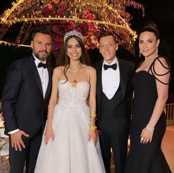 <p>Amine Gülşe'nin yakın dostu Buse Varol, eşi Alişan ile birlikte düğündeydi.</p>

<p> </p>
