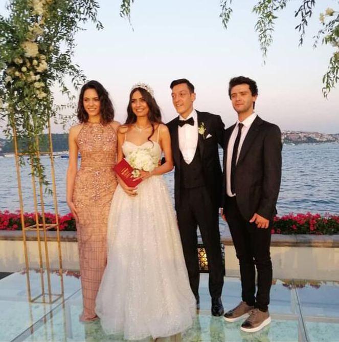 <p>2015 Miss Universe güzeli Aslı Melisa Uzun'a sevgilisi Yağız Can Konyalı eşlik etti</p>
<p> </p>