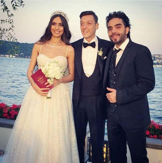 <p>İsmail YK, düğünde Mesut Özil'i yalnız bırakmadı.</p>
<p> </p>