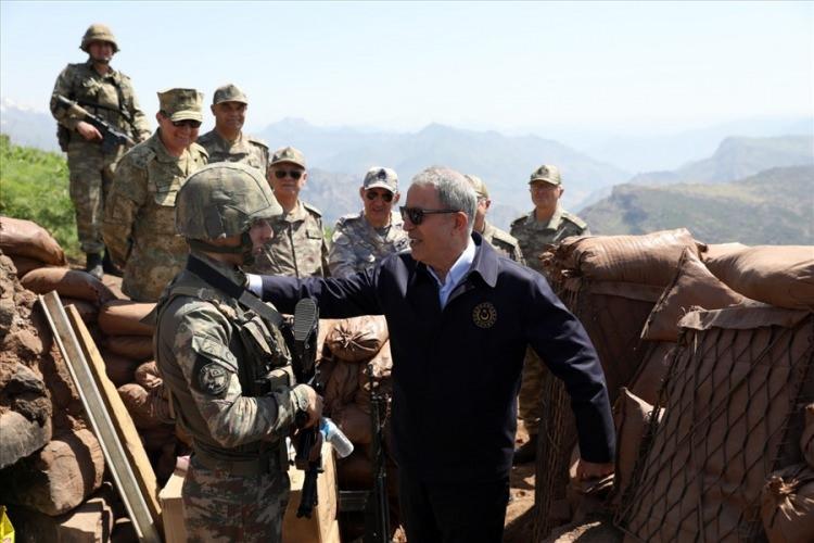 <p>Akar, denetleme ve incelemelerinin ardından yaptığı açıklamada, Türk Silahlı Kuvvetlerinin, milletinin egemenlik, bağımsızlık ve güvenliği için kendisine verilen görevleri en iyi şekilde yapma gayretinde olduğunu belirtti.</p>