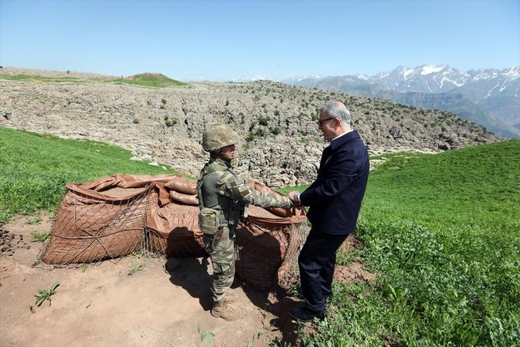 <p>Bunun dışında denizlerimizde, semalarımızda da ülkemizin ve milletimizin hak ve hukukunu korumak bakımından yapılması gereken ne varsa bunların hepsi aralıksız, eksiksiz yapıldı, yapılmaya devam edilecek. Silahlı Kuvvetler olarak bize verilen görevleri Anayasa çerçevesinde, yasalar ve Cumhurbaşkanımızın talimatları doğrultusunda en iyi şekilde yerine getirmek için çalışmalarımızı aralıksız sürdürüyoruz, sürdüreceğiz. İnşallah asil milletimizi bu terör belasından kurtaracağız."</p>