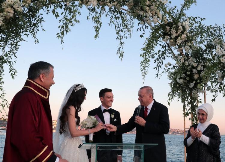 <p>Cumhurbaşkanı Recep Tayyip Erdoğan, Türk asıllı Alman futbolcu Mesut Özil ve Amine Gülşe'nin düğününe katılarak çiftin nikah şahitliğini yaptı.</p>