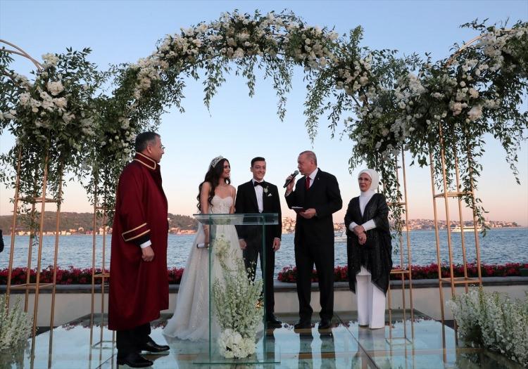 <p>Düğün törenine, çiftin yakınları ile spor ve sanat camiasından önemli isimler de katıldı.</p>
<p> </p>