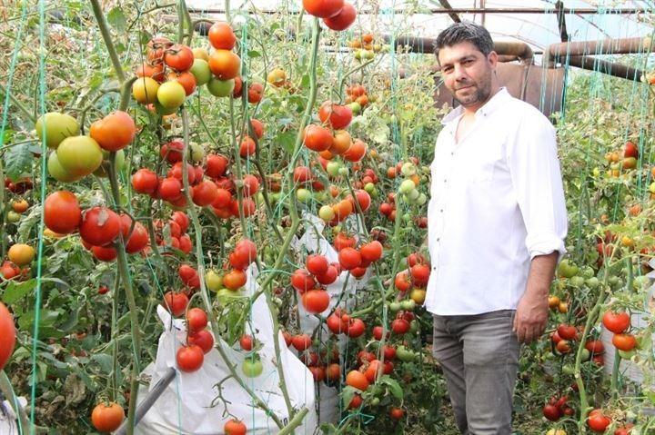 <p>Okuduğu belgesellerden ve kitaplardan etkilenen İnal, çuvallar üzerinde üretim yapmayı denedi.</p>
