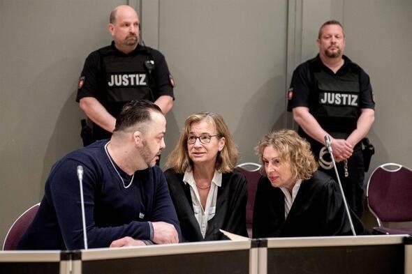 <p>Almanya’nın kuzeyinde görülen davada mahkeme Hoegel’i 85 hastayı öldürmekten suçlu bularak ömür boyu hapis cezası verdi.</p>
