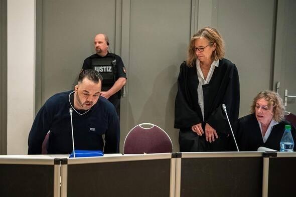 <p>Hoegel, Almanya’nın kuzey kesiminde görevli olduğu hastanelerde bakımına verilen 100 hastaya ölümcül dozda ilaç vererek ölümüne yol açmaktan yargılanıyor. Almanya</p>