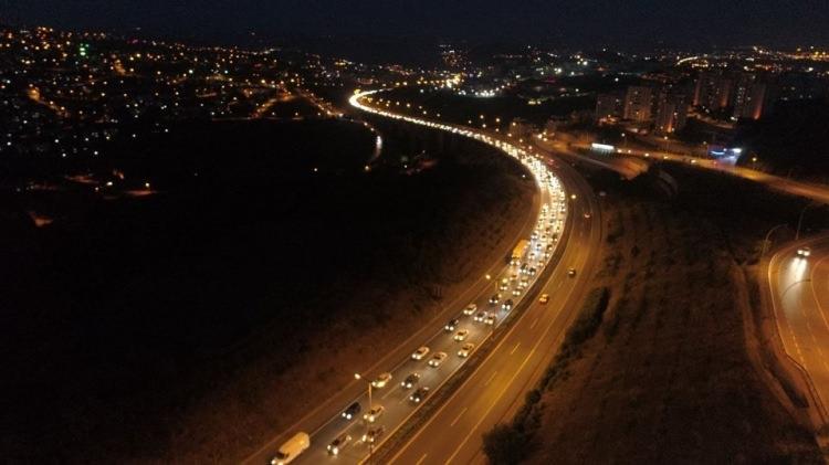 <p>Ramazan Bayramı'nın son gününde İstanbul'a dönen tatilciler, Tem Otoyolu'nun Kocaeli bölümünde zaman zaman trafik yoğunluğu oluşturuyor</p>

<ul style="list-style-type:none">
</ul>
