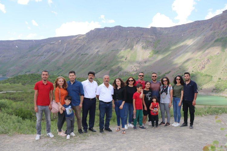 <p>“Harika bir doğa var” <br />
Çanakkale'den gelen Filiz Önal da, bu kadar güzel bir alan beklemediğini aktararak, "Harika bir doğa var. Ülkemi çok seven ve çokta gezen bir insanım. Her yer çok güzel, fakat burası daha da farklı güzel. Hem dağ hem deniz hem de yeşilimiz var. İnsanlarımızda çok uyumlu, çok candan. Nemrut Gölü'nü sadece bir kusuru var, yolları kötü gelip gitmekte biraz zorlandık. Ancak içi çok güzel. Özellikle yukarıdan aşağı bakmak, kuş bakışı çok güzeldi" ifadelerini kullandı. </p>

