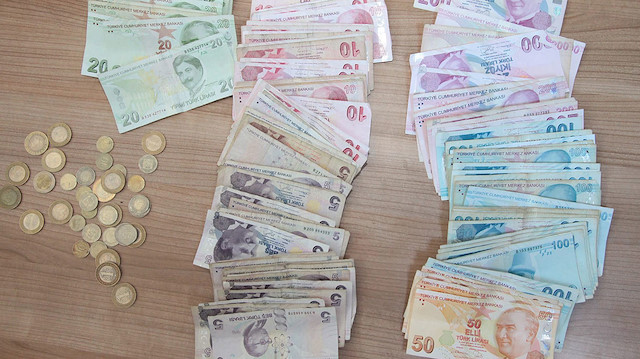 <p>Son yapılan toplu s&ouml;zleşmeye g&ouml;re; memur ve emeklisine ocak ayında y&uuml;zde 4 zam yapıldı.</p>
