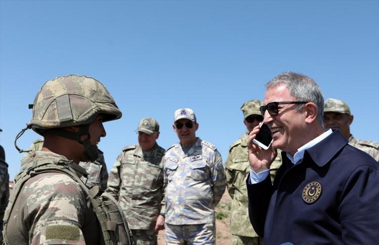 <p>İlk olarak er Yasin Ali Yıldırım'ın anne ve babasıyla konuşan Akar, Yıldırım ailesinin bayramını kutladı. Akar ve komutanlara "Hayırlı bayramlar" dileğinde bulunan anne Gülsiye Yıldırım, "Allah'ım, bana bugünler de mi nasip olacakmış" diyerek mutluluğunu ifade etti.</p>