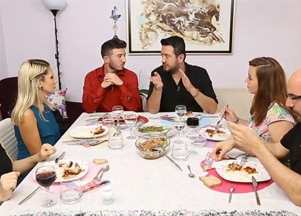<p>Yıllardır Yemekteyiz gibi pek çok programın dış sesliğini yapan Tarkan Koç'un görüntüsü ifşa oldu. Koç'u görenler, "Hiç hayal ettiğimiz gibi değil." demeden edemedi.</p>