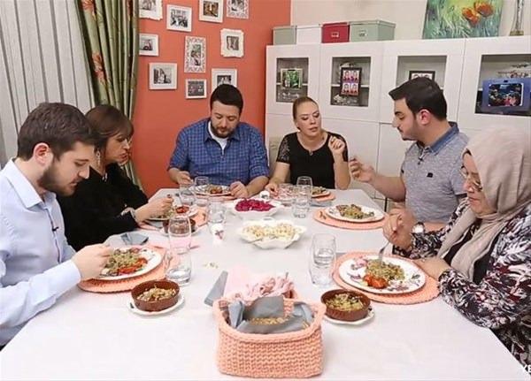 <p>Yemekteyiz yayınlandığı günden itibaren ilgiyle takip edilmeye devam ediyor.</p>